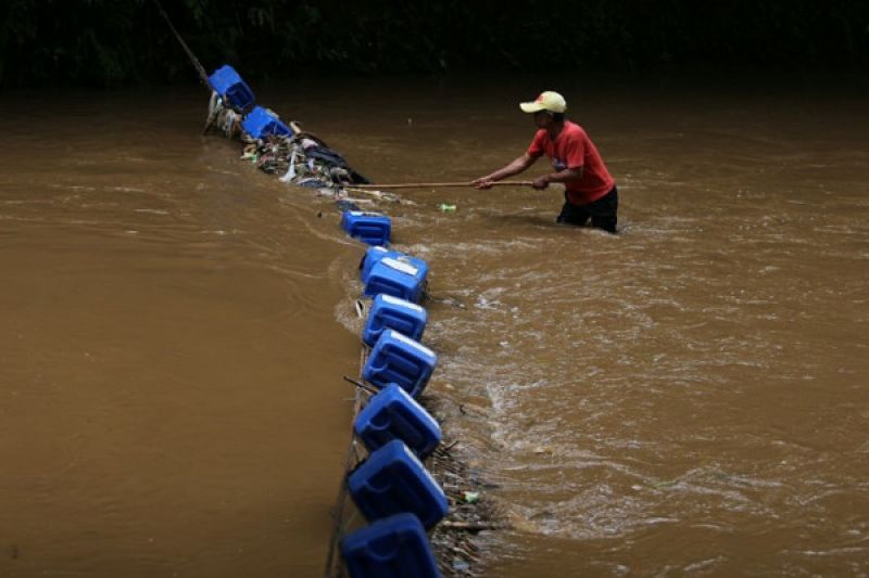 Pemkot Bandung pasang jaring sampah di sungai
