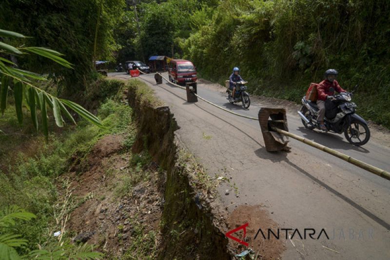 Jalur alternatif Cijapati mulai ramai dilintasi kendaraan
