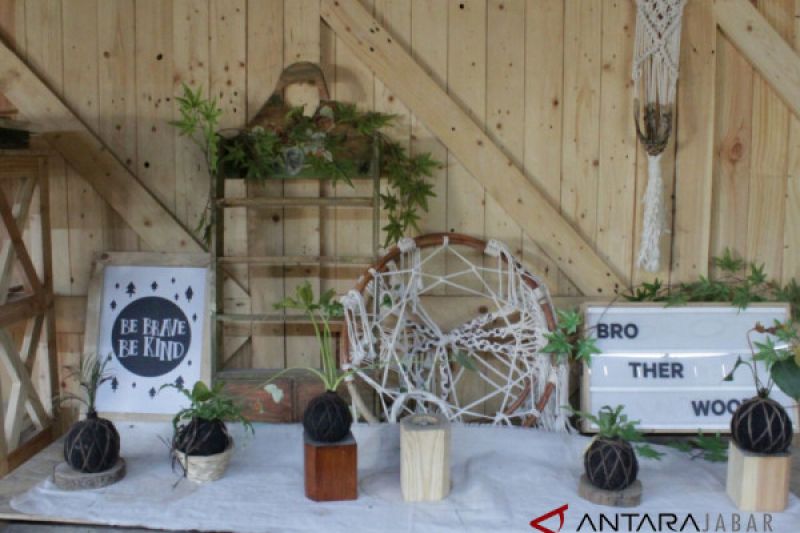 Membuat kreasi kayu bersama Komunitas Brotherwood Bandung