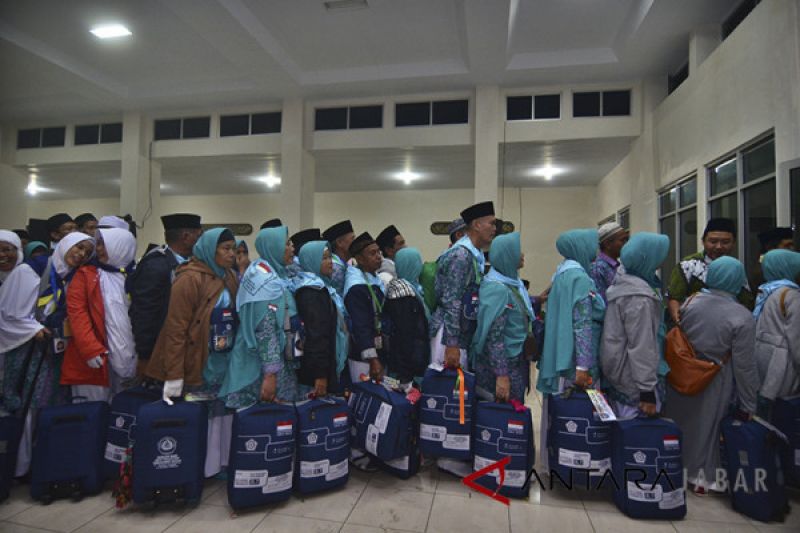 Sebanyak 404 calon haji asal Garut mulai berangkat