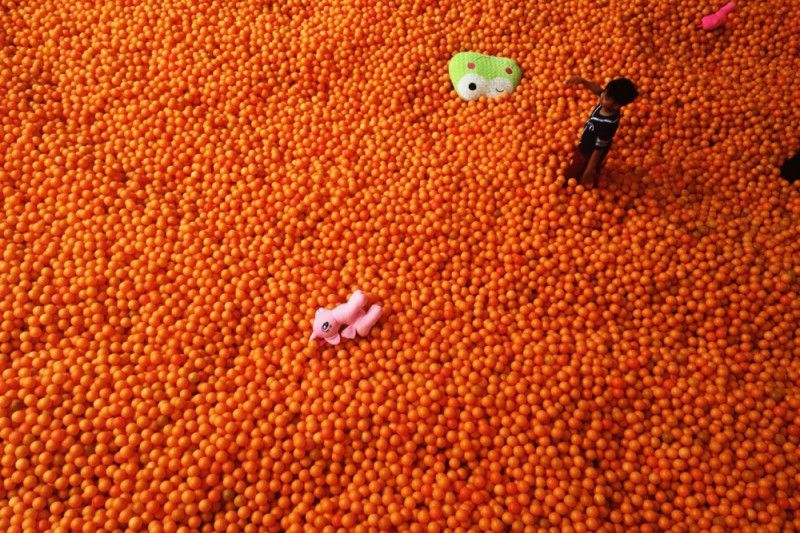 Berswafa foto di kolam bola terbesar di Bandung