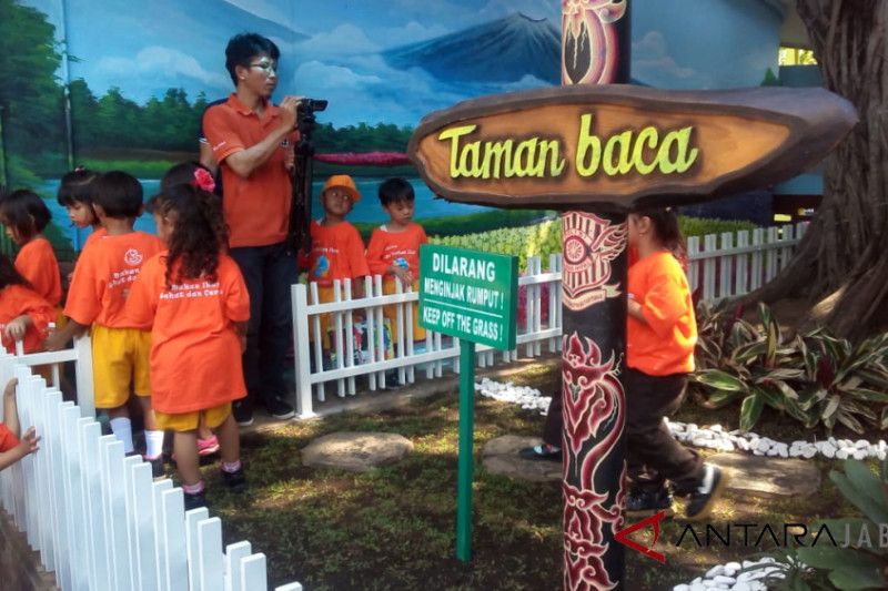 Mapolresta Cirebon dilengkapi taman baca