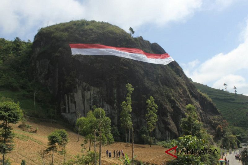 Pemuda kibarkan merah putih raksasa di tebing