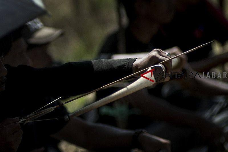 Adu ketangkasan memanah tradisional