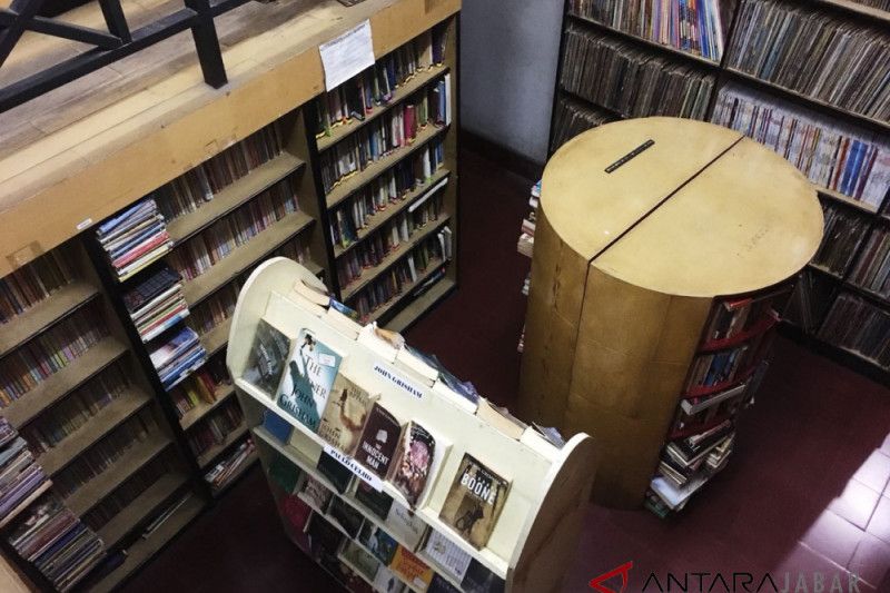 Membaca komik sambil