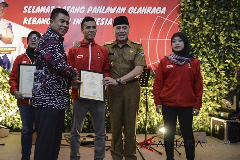 Pemprov Jabar berikan uang