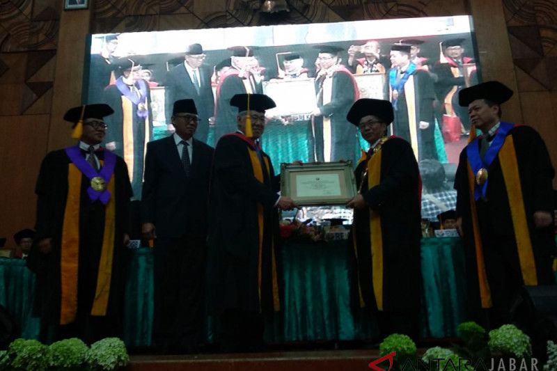 Mendag Enggartiasto dapat gelar doktor kehormatan
