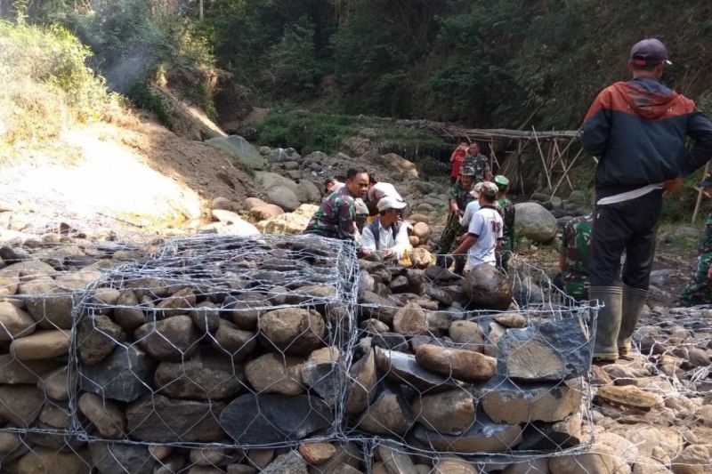 TNI Garut perbaiki bendungan Sungai Nagrak untuk menormalkan air