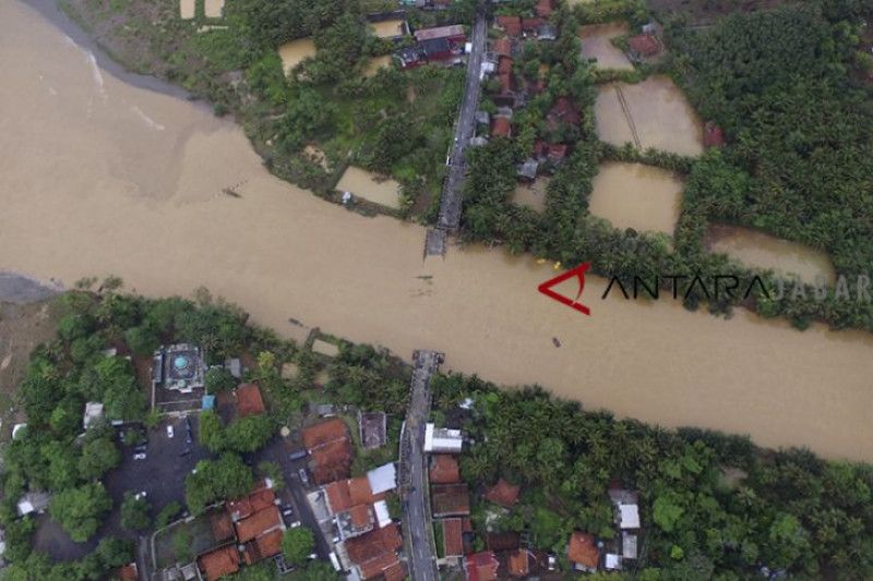 Pemasangan jembatan darurat sungai Ciandum terhambat hujan