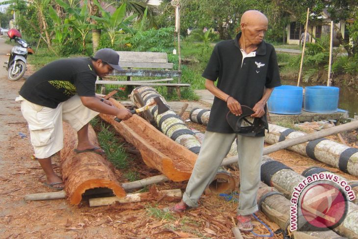 Masyarakat Parit Mayor Pontianak Gotong-royong Buat Meriam 