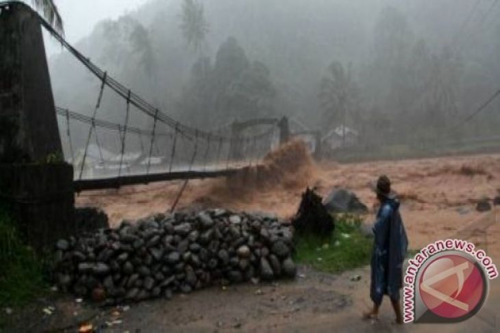 Sungai Kapuas meluap akibat curah hujan tinggi
