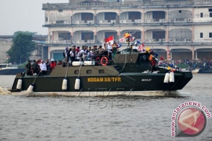 Berbusana Dayak Jokowi Naik Kapal Komando - ANTARA News 