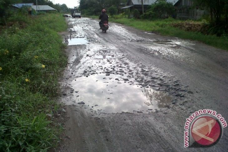 Masyarakat keluhkan infrastruktur jalan yang rusak parah