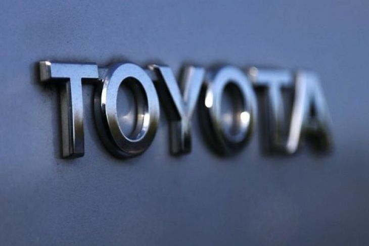 Toyota Berikan Penghargaan 23 Karyawan Dengan Emas