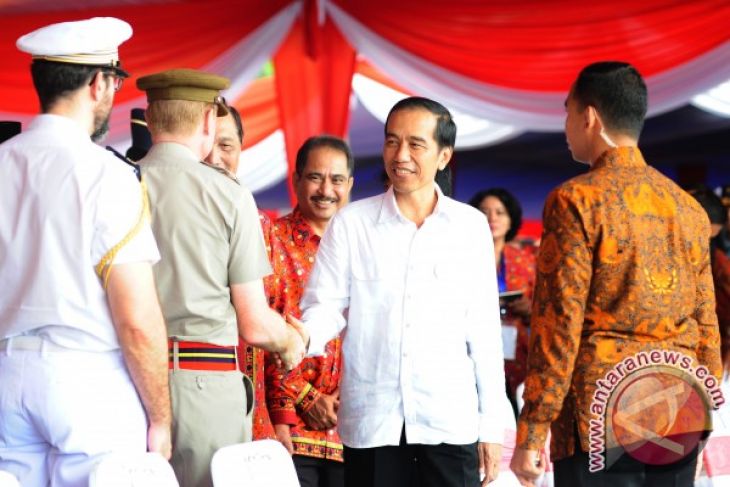 Presiden Jokowi Saksikan Pertunjukan Rakyat di Sukadana 