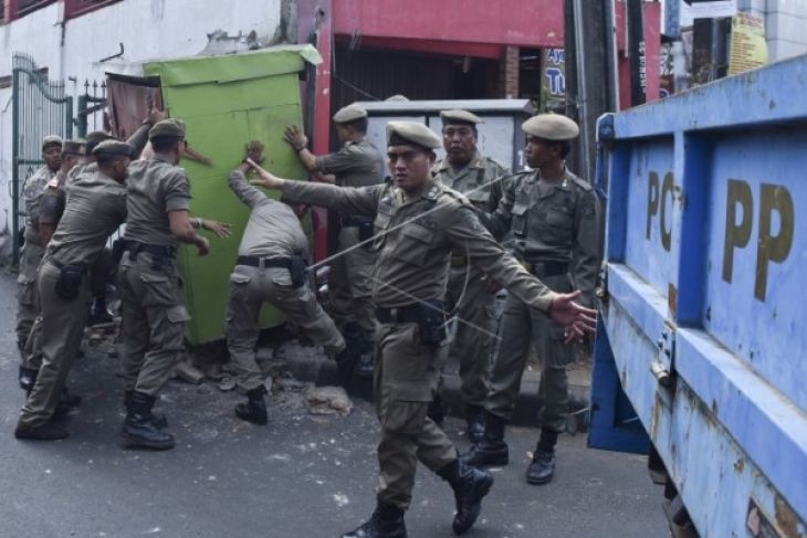 Satpol-PP Pontianak amankan dua truk pembuat kumuh