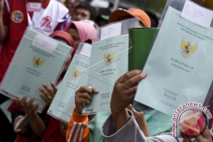 Singkawang serahkan sertifikat lahan petani eks Sambas