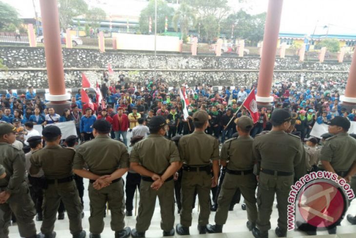 Ratusan Mahasiswa Sintang Tolak Program Guru Garis Depan