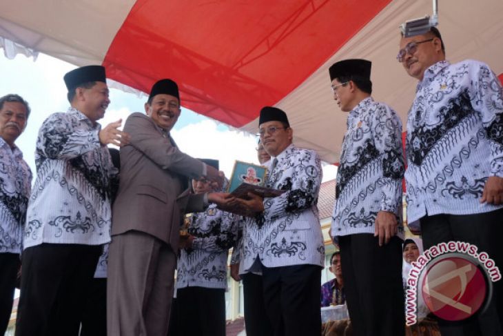 Bupati Sekadau Terima PGRI Award