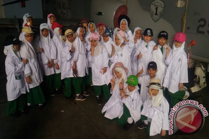 Ratusan Pelajar Pontianak Kunjungi Lanud Supadio