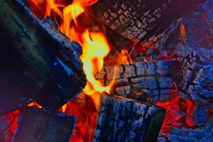 Polsek Selakau bantu sekolah terbakar