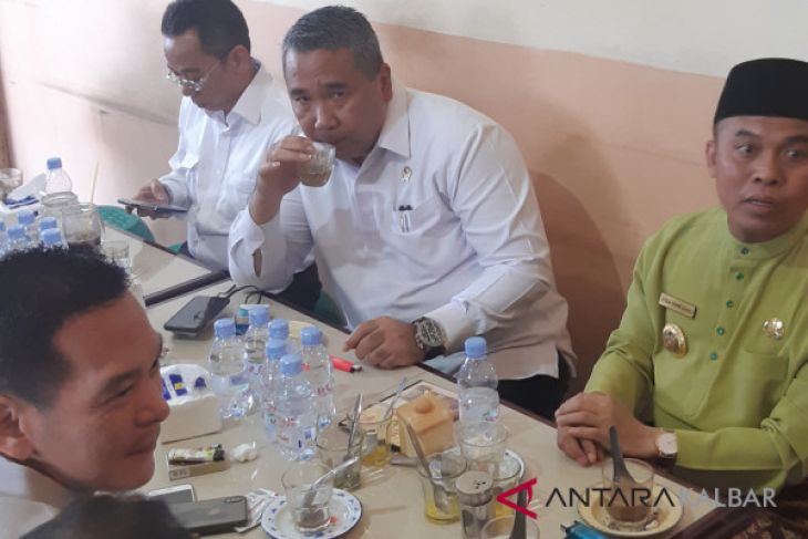 Mendes Eko santai di Warkop Enak Sambas