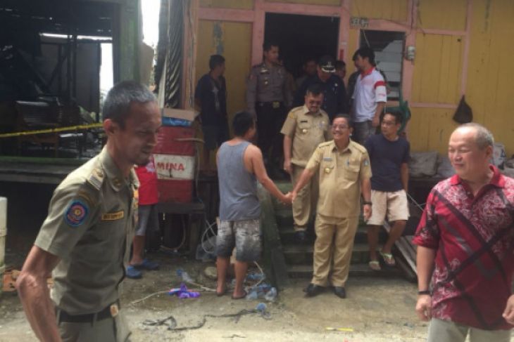 Bupati - Wabup Sekadau kunjungi korban kebakaran Sungai Ayak