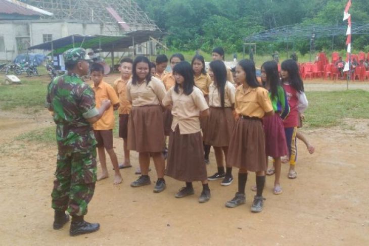 Prajurit TMMD di Noyan ajarkan siswa kepramukaan
