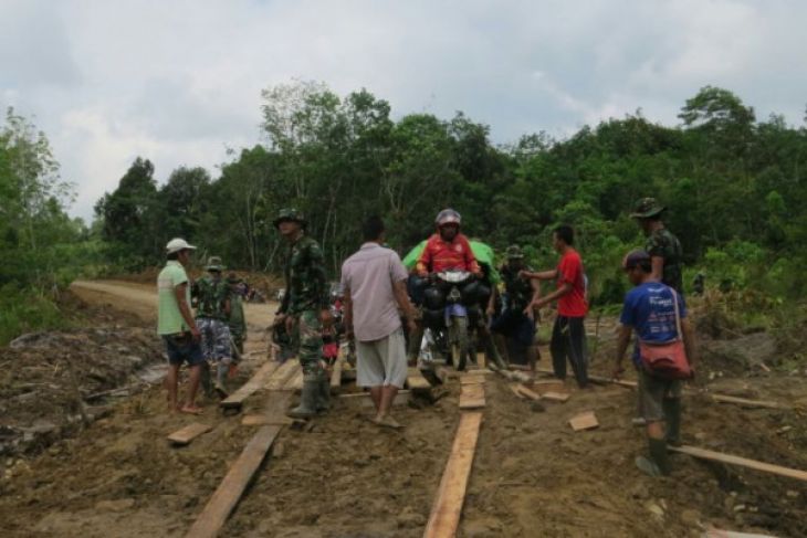 Prajurit TMMD bangun jembatan darurat