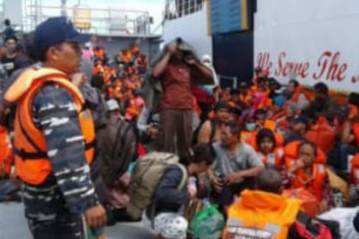 Evakuasi ratusan penumpang KMP Dharma Ferry di Ketapang