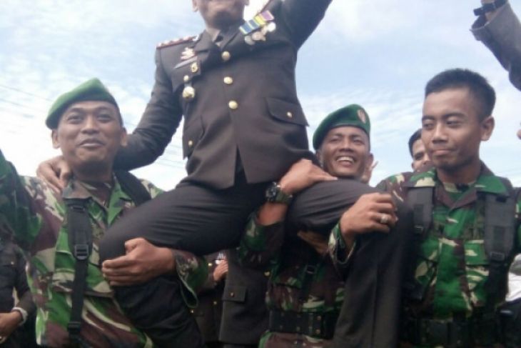 Prajurit TNI mengarak Kapolres Kapuas Hulu