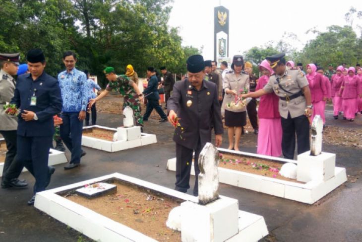 Wabup Sanggau tabur bunga di TMP