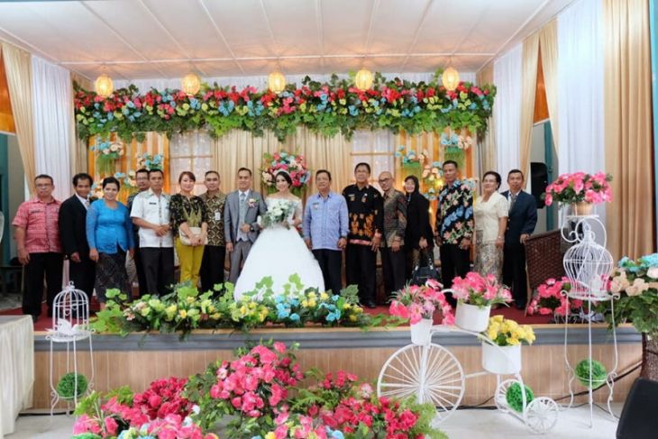Bupati Sekadau ajak ratusan staf ke resepsi pernikahan