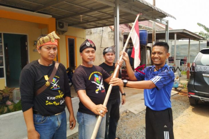POM Kalbar bagikan bendera merah putih secara gratis