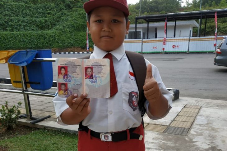 Nursaka lintasi perbatasan untuk sekolah berharap hadiah sepeda presiden