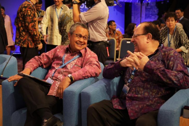 Gubernur BI gunakan Tenun Sambas pada pertemuan IMF WB