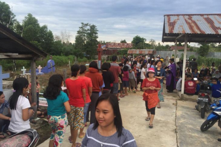 Warga Katolik Sungai Ayak ikut Misa Arwah