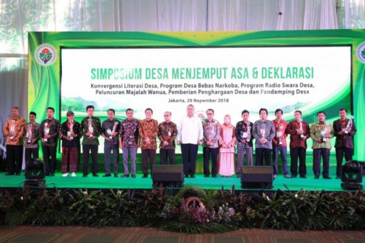 Bupati Kayong Utara terima penghargaan desa terbaik