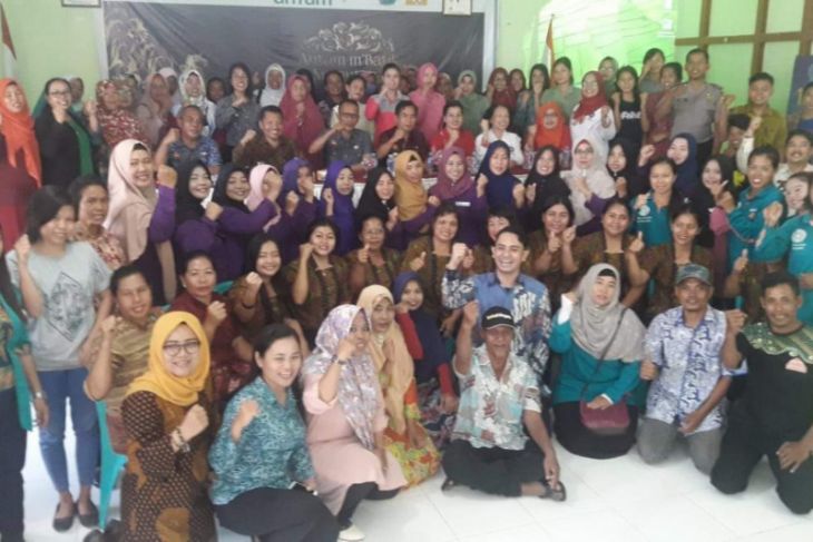 Antam latih warga Sanggau membatik