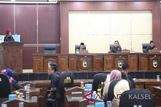 Penyampaian pandangan fraksi DPRD Tanah Laut