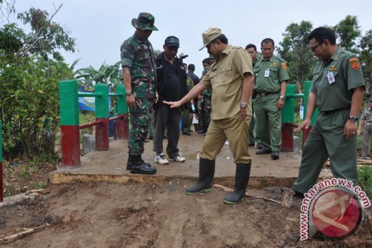 Kodim 1006/MTP Bantu Pembuatan Toilet Sehat