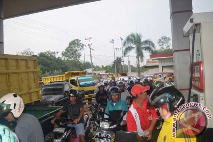 Antrean mobil pada SPBU Kalsel mulai terlihat