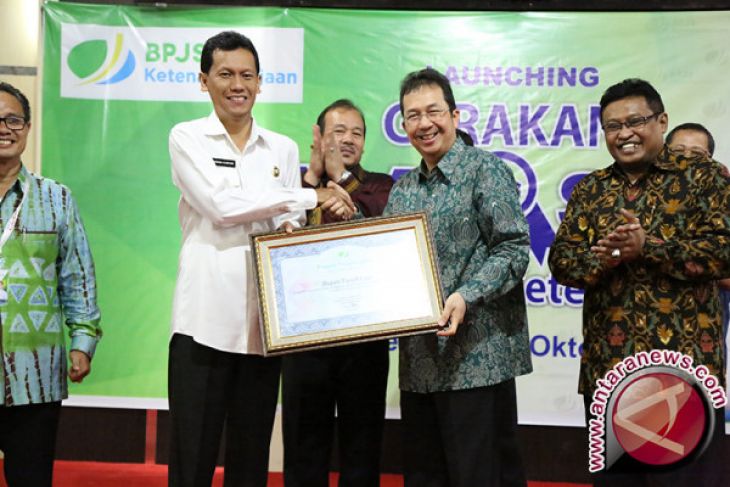 Bupati Serahkan Santunan Jaminan Kecelakaan