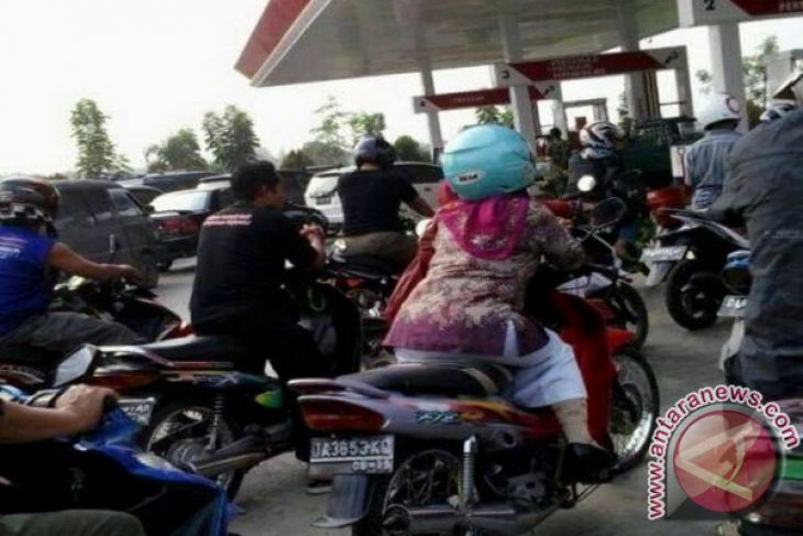 Mendapatkan BBM belum merdeka dari antrean