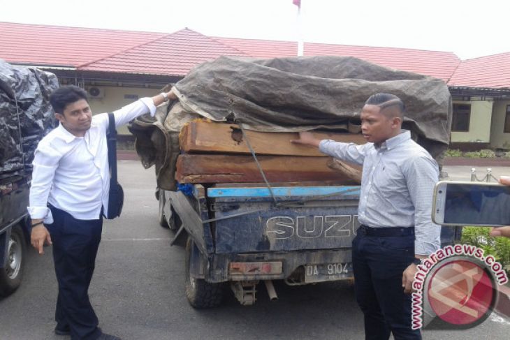 Polres Amankan Dua Pikap Angkut Kayu Ulin