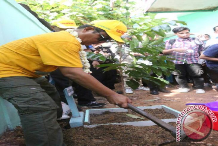 Gubernur Mendapatkan Penghargaan Tokoh Peduli Lingkungan