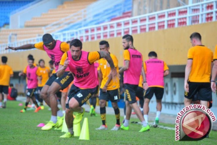 Borneo FC Resmi Kontrak Lopicic Dan Azamat