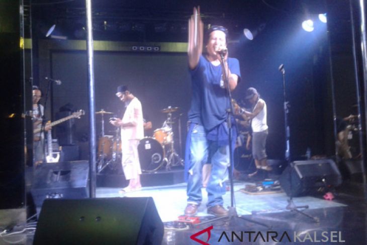 Elpamas-Grass Rock Manggung di 89 Pub Banjarmasin
