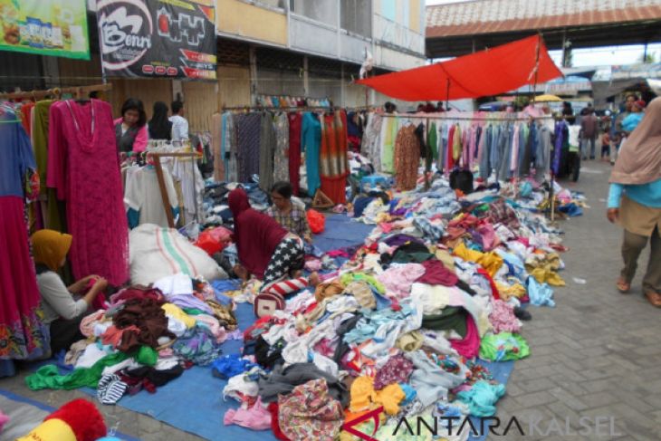 Pasar tumpah dan subuh belum normal
