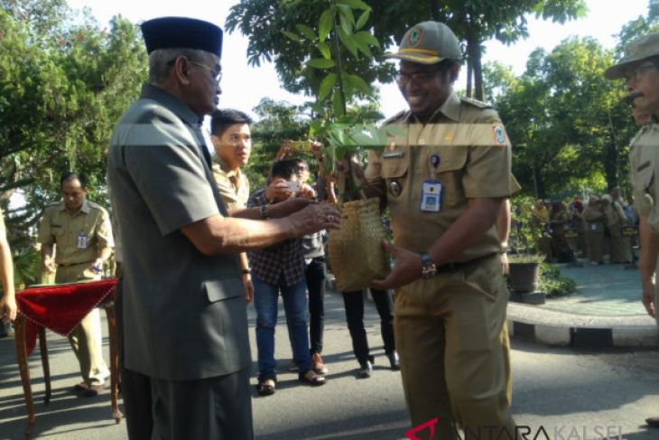 Camat-Dishut kerja sama tanam pohon